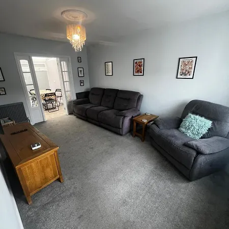 Spacious 3 Bed House, Garden And Parking Sleeps 5